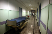 Σε σοβαρή κατάσταση στο νοσοκομείο ο 60χρονος που βρέθηκε μαχαιρωμένος στην Καλλιθέα