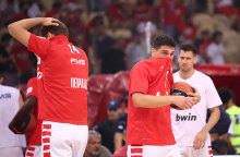 Παίκτες του Ολυμπιακού δυσκολεύονται να αναπνεύσουν από τα δακρυγόνα στο ΣΕΦ