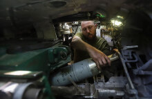 Ουκρανός στρατιώτης γεμίζει πυρομαχικά τεθωρακισμένο στο Ντονέτσκ στην Ανατολική Ουκρανία