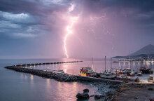 Κεραυνός στο Καρλόβασι της Σάμου, καθώς η κακοκαιρία Genesis πλησιάζει το νησί