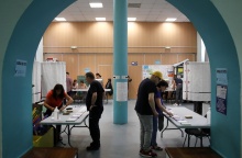 Γαλλία - βουλευτικές εκλογές: Ψηφοφόροι στέκονται μπροστά από τις κάλπες και ασκούν το εκλογικό τους δικαίωμα