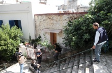 Νεκρή γυναίκα στου Γκύζη - Κάμερες και δημοσιογράφοι έξω από το σπίτι όπου βρέθηκε νεκρή