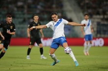 Εθνική Ελλάδος - Κόσοβο: Παίκτης έχει την κατοχή της μπάλας κόντρα στους αντιπάλους του