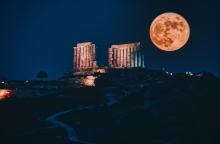 Πανσέληνος της φράουλας στο Σούνιο πίσω από τον Ναό του Ποσειδώνα