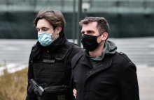 Δίκη προπονητή ιστιοπλοΐας: Ο 39χρονος κατηγορούμενος συνοδευόμενος από αστυνομικό