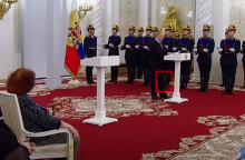 Τα πόδια του Πούτιν λυγίζουν, με τον Ρώσο πρόεδρο να προσπαθεί να κρατηθεί όρθιος