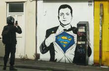 Ο Ζελένσκι ως... superman σε γκράφιτι στο Μπρίστολ της Αγγλίας