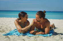 Τι ρόλο παίζει ο ερωτικός μας σύντροφος στη χρήση αντηλιακού;