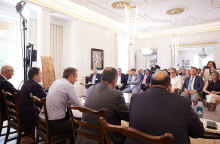 Ο Κυριάκος Μητσοτάκης συναντήθηκε στο Μαξίμου με 42 δημάρχους μικρών ελληνικών νησιών