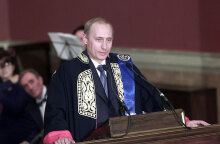 Το 2001 ο Βλαντίμιρ Πούτιν αναγορεύτηκε σε επίτιμο διδάκτορα στο ΕΚΠΑ