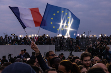 Οι σημαίες της Γαλλίας και της Ευρωπαικής Ένωσης