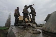 Ουκρανοί στρατιώτες πάνω σε άρμα μάχης στο Ντονμπάς στην Ανατολική Ουκρανία