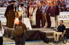 Παπάδες και αξιωματούχοι σε εγκαίνια