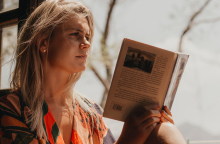 Κοπέλα που διαβάζει βιβλίο