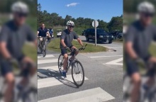 ΗΠΑ: O Μπάιντεν έπεσε από το ποδήλατό του