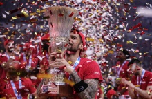 Ο μπασκετμπολίστας Γιώργος Πρίντεζης πανηγυρίζει το πρωτάθλημα στο μπάσκετ με τον Ολυμπιακό