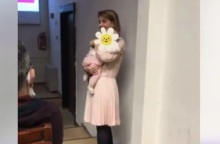 ΑΠΘ: Καθηγήτρια διδάσκει με το μωρό φοιτήτριας στην αγκαλιά