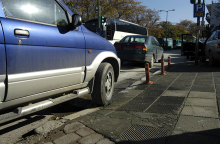 Αυτοκίνητο παρκαρισμένο πάνω σε ράμπα για καρότσια