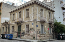 Παλιό γωνιακό σπίτι στην Κωνσταντινουπόλεως