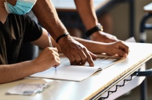 Πανελλήνιες 2022: Εισηγητής βοηθά υποψήφια 