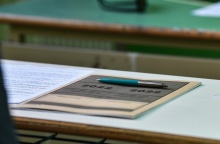 Πανελλήνιες 2022 - Βαθμολογίες: Το τετράδιο απαντήσεων των υποψηφίων πάνω σε θρανίο εξεταστικού κέντρου
