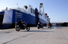 Το πλοίο Daleela, που συνδέει ακτοπλοϊκά Ελλάδα και Κύπρο, στο λιμάνι του Πειραιά