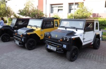 Τα δύο πρώτα ελληνικά αυτοκίνητα - Στα αριστερά το κίτρινο και στα δεξιά το λευκό