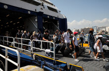 Επιβάτες βγαίνουν από το πλοίο