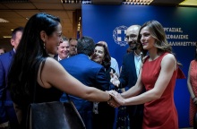 Η Δόμνα Μιχαηλίδου υπερασπίστηκε την Έφη Αχτσιόγλου για τη σεξιστική επίθεση