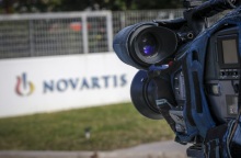 Τηλεοπτική κάμερα στραμμένη στα γραφεία της εταιρίας Novartis