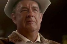 Ο Τομ Χανκς στον ρόλο του συνταγματάρχη Τομ Πάρκερ στην ταινία «Έλβις»