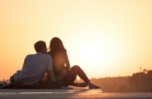 Ένα ζευγάρι στο ηλιοβασίλεμα