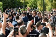 Ο Εμανουέλ Μακρόν χαιρετά κόσμο σε κεντρικό δρόμο της Αθήνας