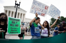 Το Ανώτατο Δικαστήριο των ΗΠΑ καταργεί το δικαίωμα της άμβλωσης και διαδηλώτριες υπέρ της έκτρωσης ξεσπούν σε κλάματα