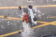 Το ηλεκτρικό όχημα της Nia στη Σαγκάη που έπεσε από τον τρίτο όροφο