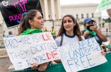 Το Ανώτατο Δικαστήριο των ΗΠΑ κατάργησε το δικαίωμα των γυναικών στην άμβλωση © EPA/SHAWN THEW  