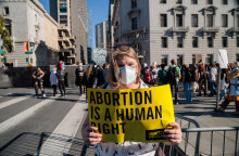 «Η άμβλωση είναι ανθρώπινο δικαίωμα» γράφει το πλακάτ που κρατά υπέρμαχος της έκτρωσης στην Καλιφόρνια των ΗΠΑ