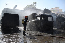 Πυροσβέστης ρίχνει νερό σε φωτιά σε βιοτεχνία στο Μενίδι