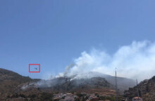 Ελικόπτερο ετοιμάζεται να ρίξει νερό σε φωτιά στην Ύδρα