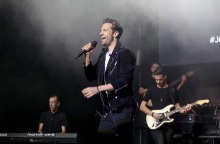 Ο Κωνσταντίνος Αργυρός τραγουδά σε κοριτσάκι με κινητικά προβλήματα