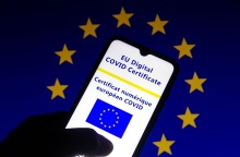 Smartphone στην οθόνη του οποίου απεικονίζεται ψηφιακό πιστοποιητικό της Ευρωπαϊκής Ένωσης για τον εμβολιασμό κατά της Covid-19