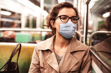 Γυναίκα με μάσκα για κορωνοϊό στο μετρό
