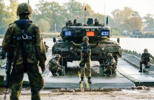 Το ΝΑΤΟ μεταφέρει περισσότερα στρατεύματα σε χώρες που συνορεύουν με τη Ρωσία