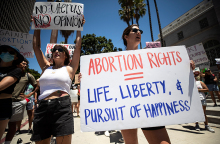 Διαμαρτυρία κατά της απόφασης του Ανώτατου Δικαστηρίου των ΗΠΑ για απαγόρευση των αμβλώσεων