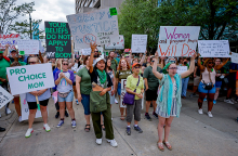Διαμαρτυρία κατά της απόφασης του Ανώτατου Δικαστηρίου των ΗΠΑ για απαγόρευση των αμβλώσεων