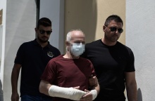 Γυναικοκτονία στο Κουκάκι: Ο 55χρονος καθ' ομολογία δολοφόνος με δεμένο χέρι οδηγείται στην ανακρίτρια