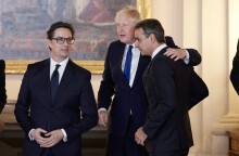 Ο πρωθυπουργός της Ελλάδας Κυριάκος Μητσοτάκης, με τον Μπόρις Τζόνσον 