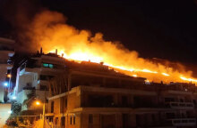 Η φωτιά στο Σχιστό Κορυδαλλού κοντά σε σπίτια