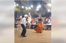 Σχοινούσα: 89χρονος χορεύει με την εγγονή του στη σκηνή γλεντιού