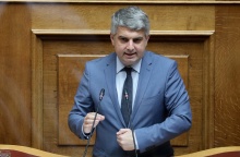 Ο Οδυσσέας Κωνσταντινόπουλος στο βήμα της Βουλής